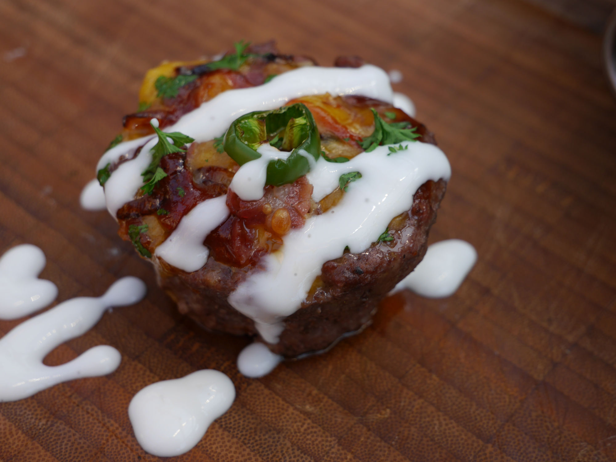 Barbecue Cheeseburger Muffins (0) cheeseburger muffins mit Topping und Sauce