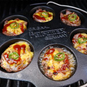 cheeseburger muffins mit Toppings und Sauce in der Petroxmax Muffinform