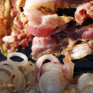 Barbecue Cheeseburger Muffins (4) bacon und zwiebeln auf der plancha