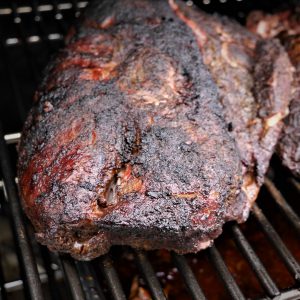 Pulled Pork Cornbread BBQ Beans Pan 1 Pulled Pork auf Grillrost im Smoker