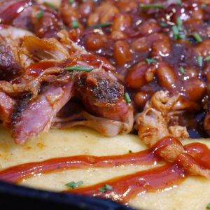 Pulled Pork Cornbread BBQ Beans Pan 2 Pulled Pork auf Cornbread mit BBQ Beans