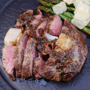 Surf n' Turf Steak mit Spargel auf Teller