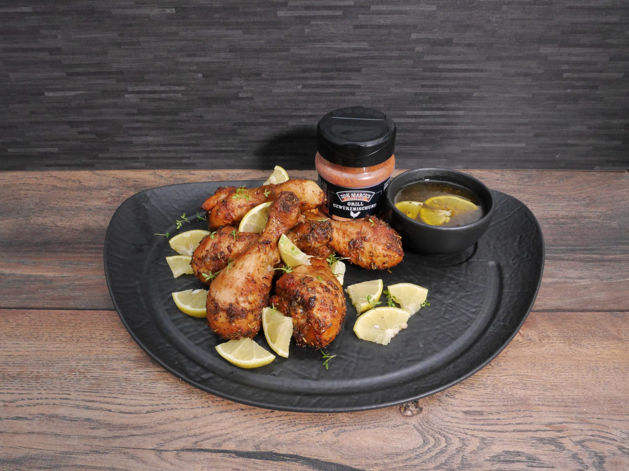 P1160831 honey lemon drumsticks auf schwarzem teller mit don marcos basic line geflügel in pet dose