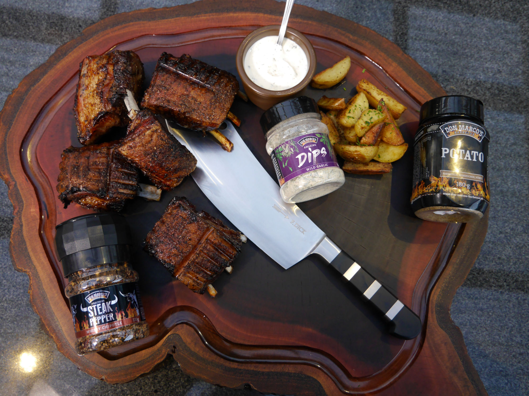 2019_12_10 Rotisserie Ribs Whiskey Pepper Potato Wild Garlic (30) rippchen,messer,kartoffeln,gewürz und dip auf holzplatte drapiert