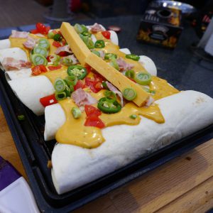 Cheeseburger Enchiladas - Sombrero (4) Bacon & Bourbon Cheeseburger Enchiladas in Gußform auf Tisch
