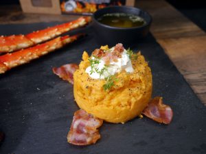 Wagyu Steak Salzplanke Crablegs Suesskartoffelpürree (15) Süßkartoffelpüree auf Bacon, drapiert auf Schieferplatte