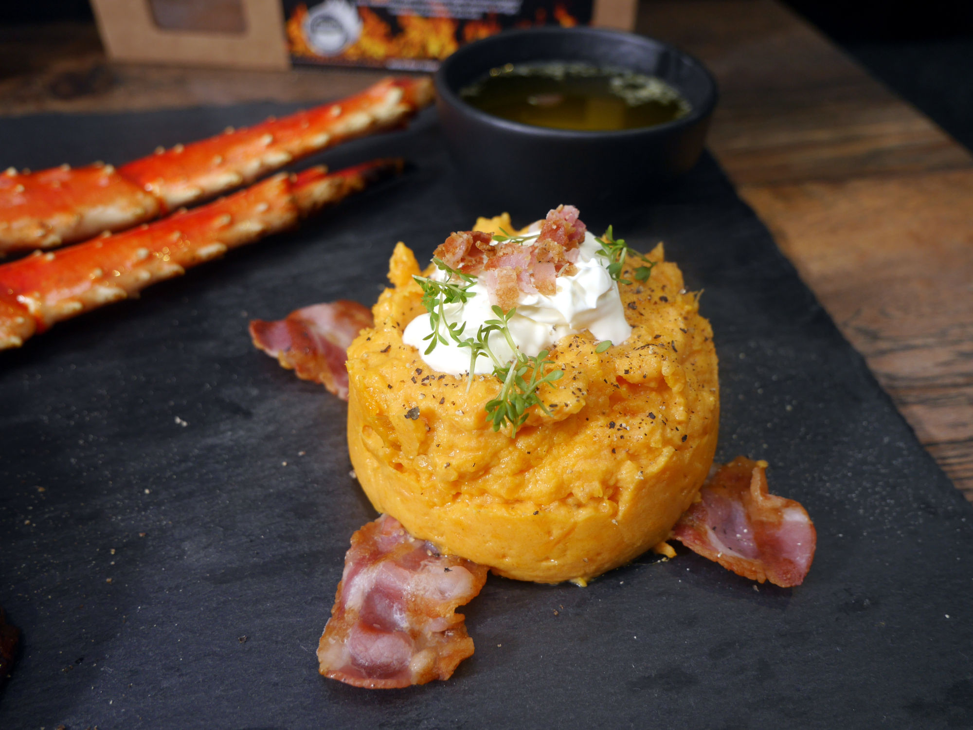 Wagyu Steak Salzplanke Crablegs Suesskartoffelpürree (15) Süßkartoffelpüree auf Bacon, drapiert auf Schieferplatte