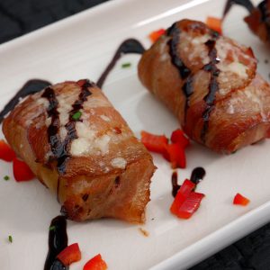 mafia coffee parmesan bomb auf weißem teller mit paprika und balsamico