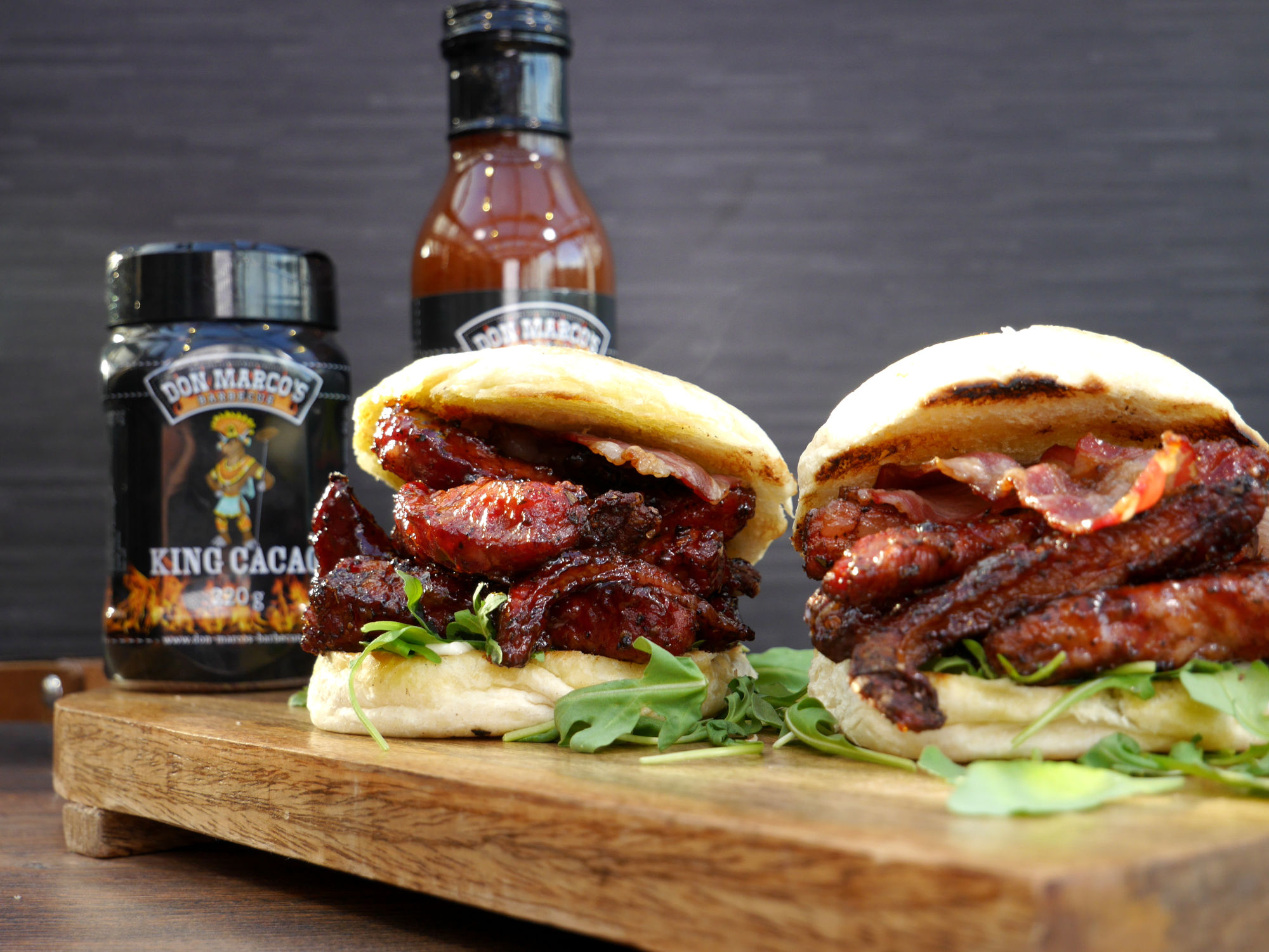 rib fingers (1) Mit rib fingers gefüllte Burger auf Holzbrett