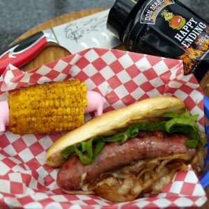 Happy Ending Hotdog 3 hotdog mit maiskolben im basket neben Happy Ending Dose