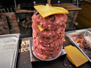gyrosburger mit käse auf spießgrill