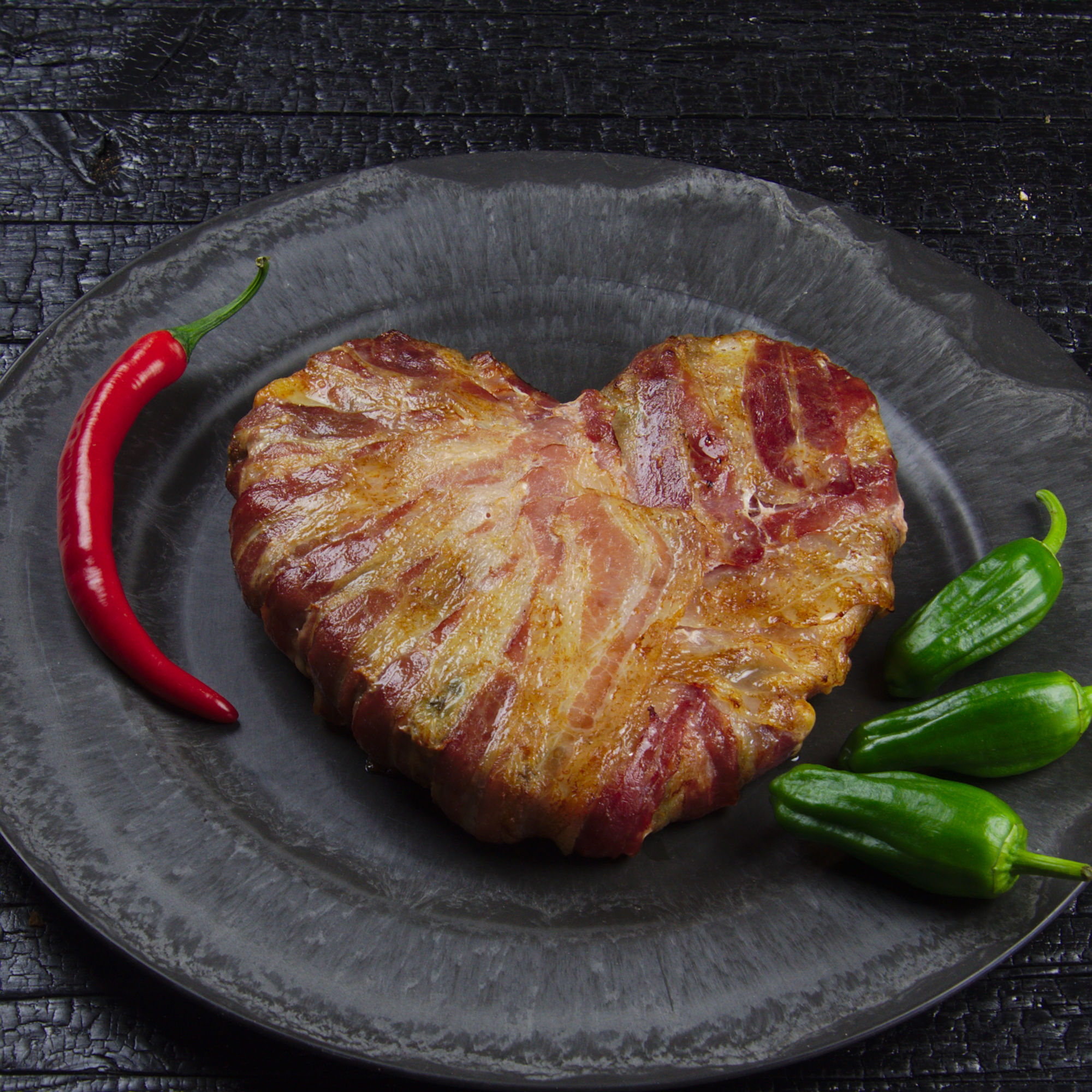 Bacnoherz Rezept Main baconherz mit beilage auf schwarzem teller