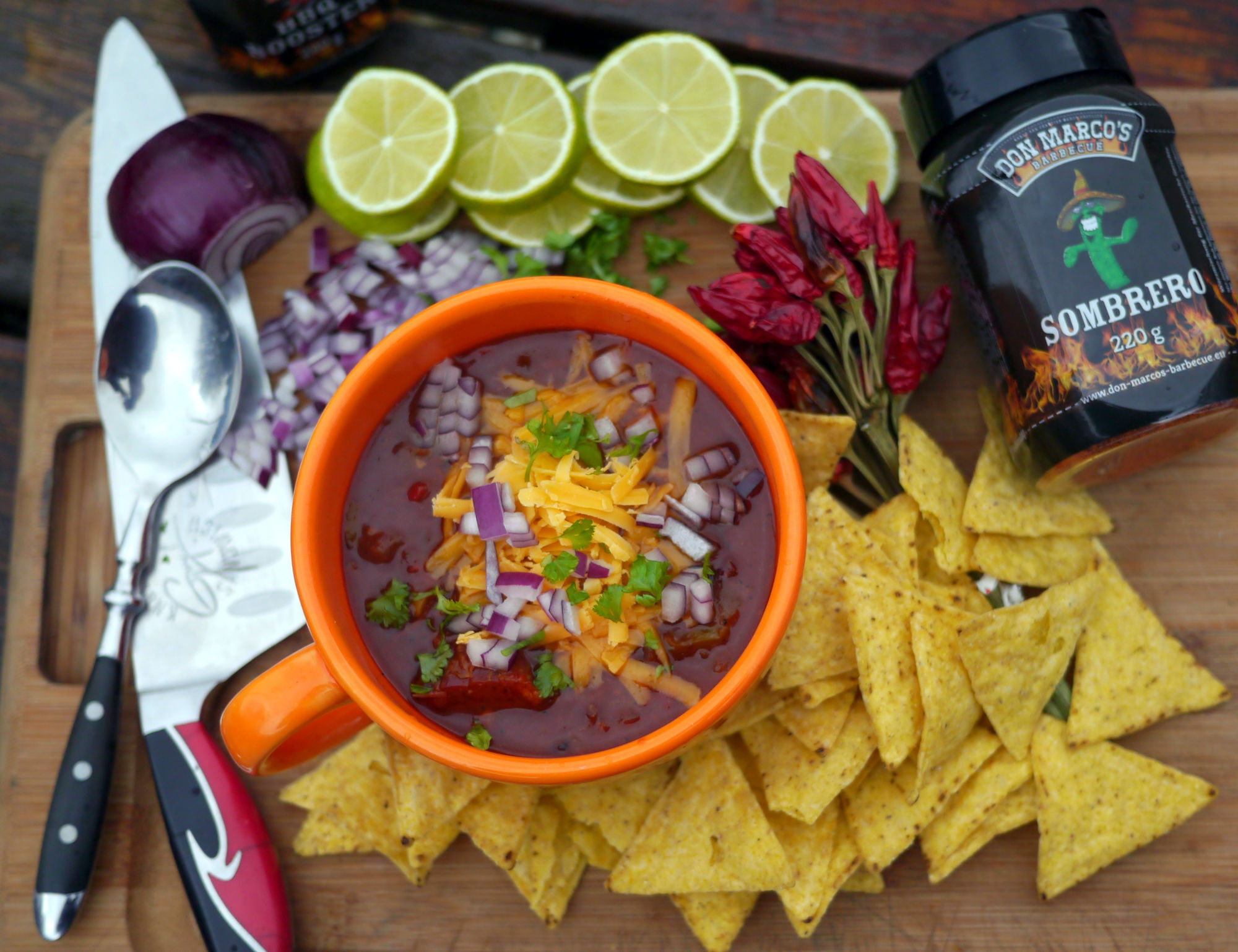 Texas Brisket Chili Main texas brisket chili mit limetten, bestecke und nachos