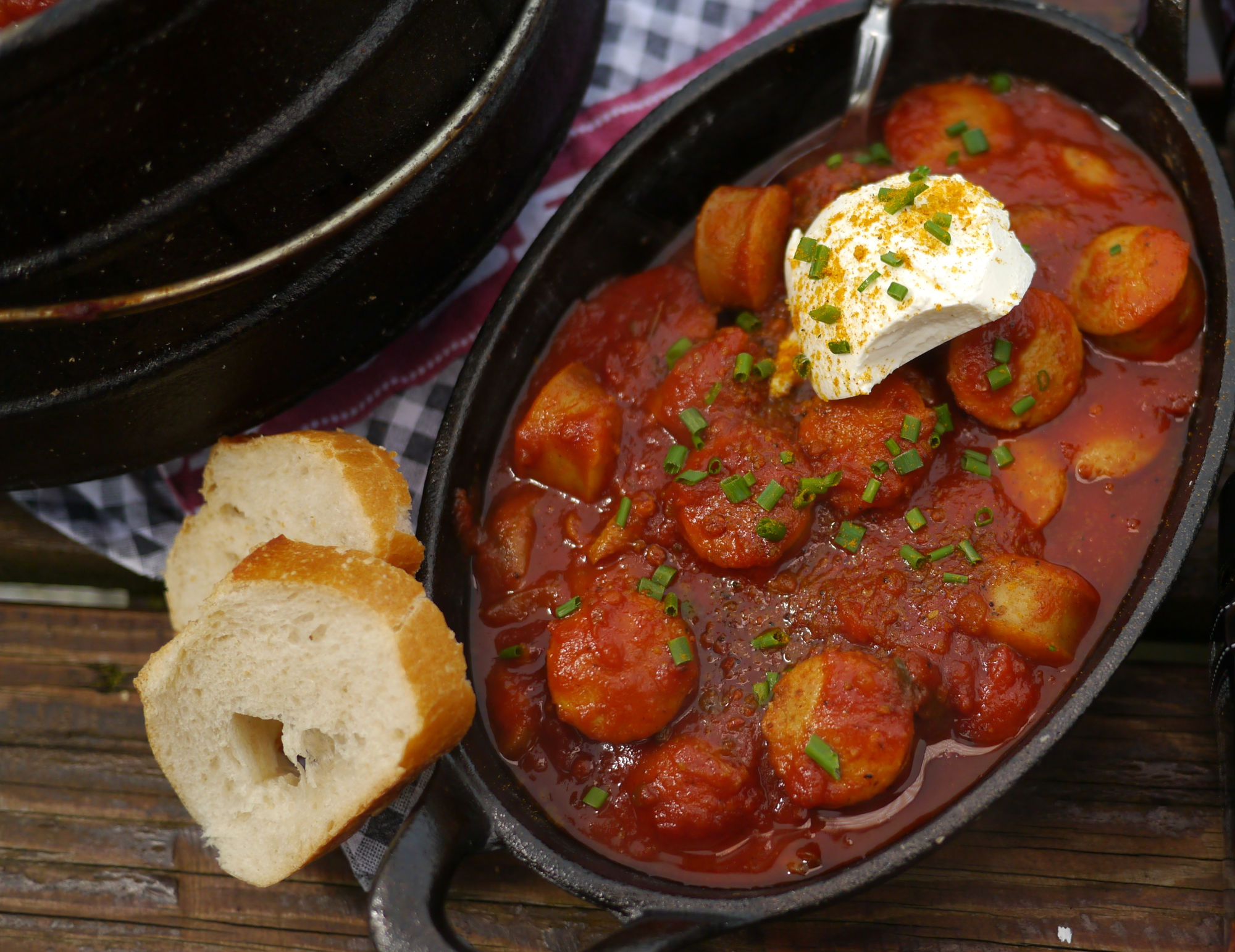 Currywurst Gulasch main currywurst gulasch mit Brot im Dutsch Oven