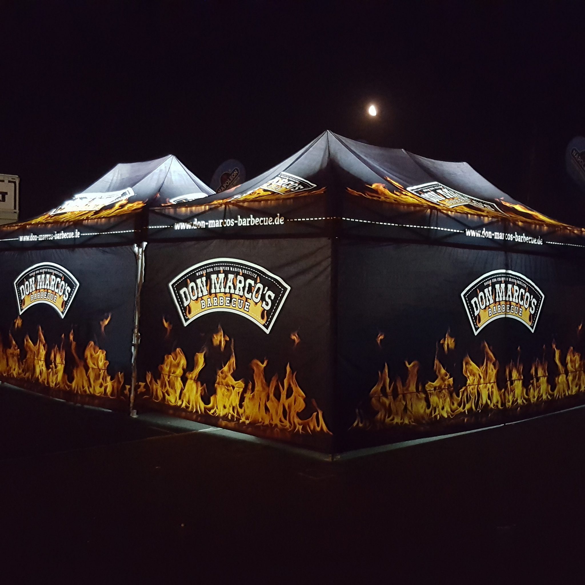 Don Marco's BBQ Zelt Don Marco's BBQ Zelt in der Nacht