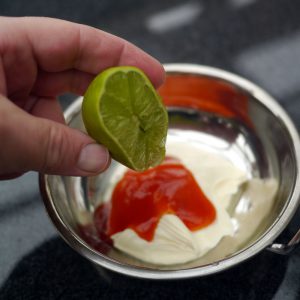 PigSticks Karibik Main 2 SpicyMayo zubereitung im Schälchen
