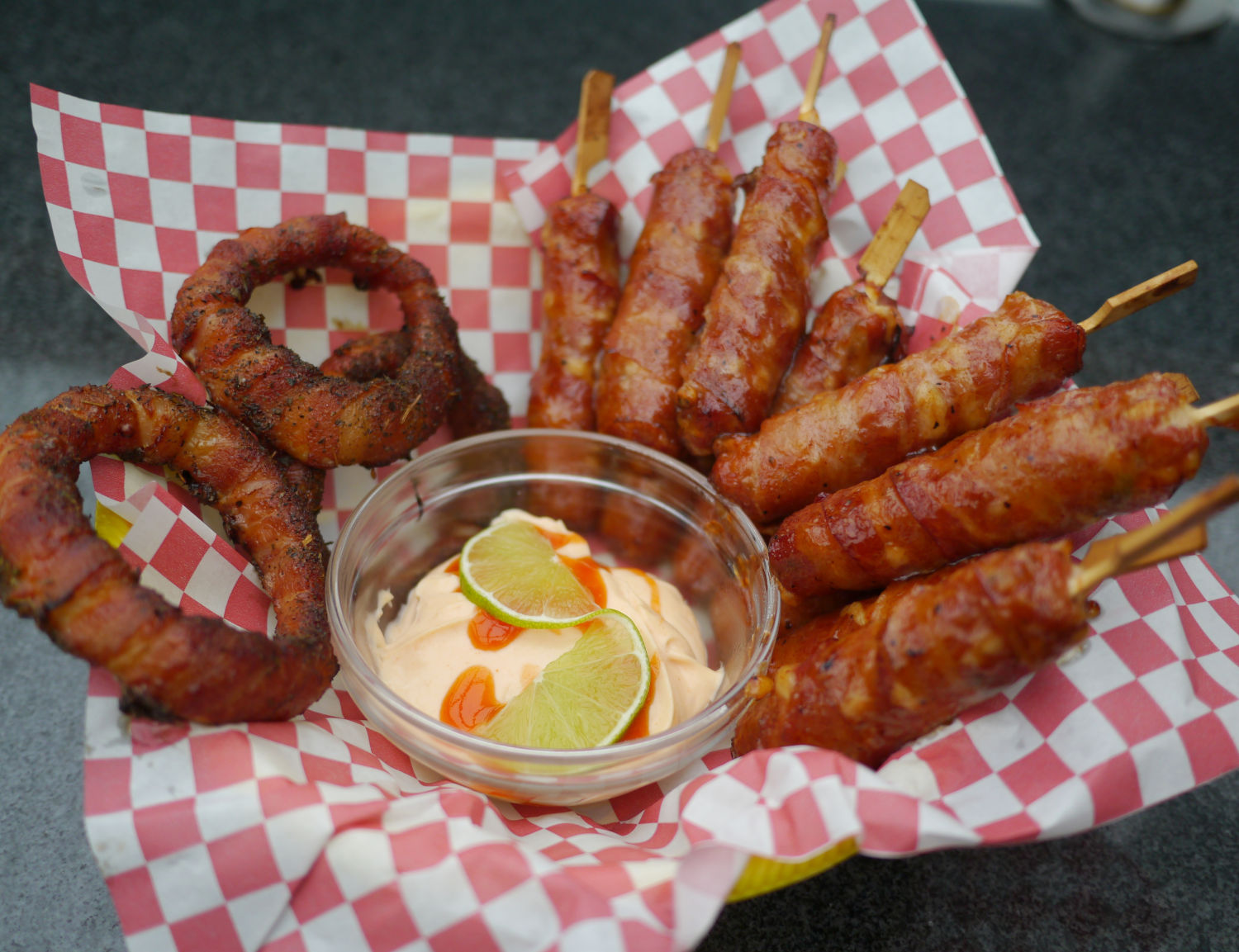 PigSticks Karibik Main Pig Sticks mit SpicyMayo im Körbchen