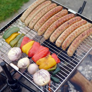 currywurst gulasch 1 bratwurst und gemüse auf Grillrost