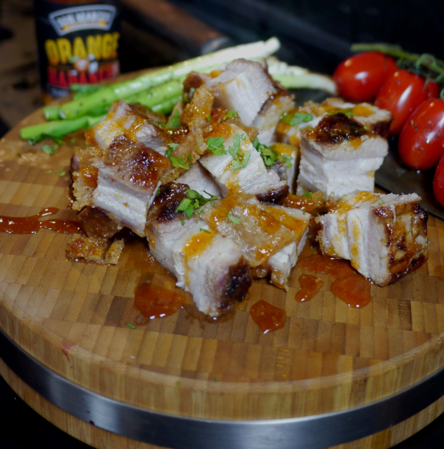 Asia Schweinebauch 4 crispy asia schweinebauch auf holzplatte