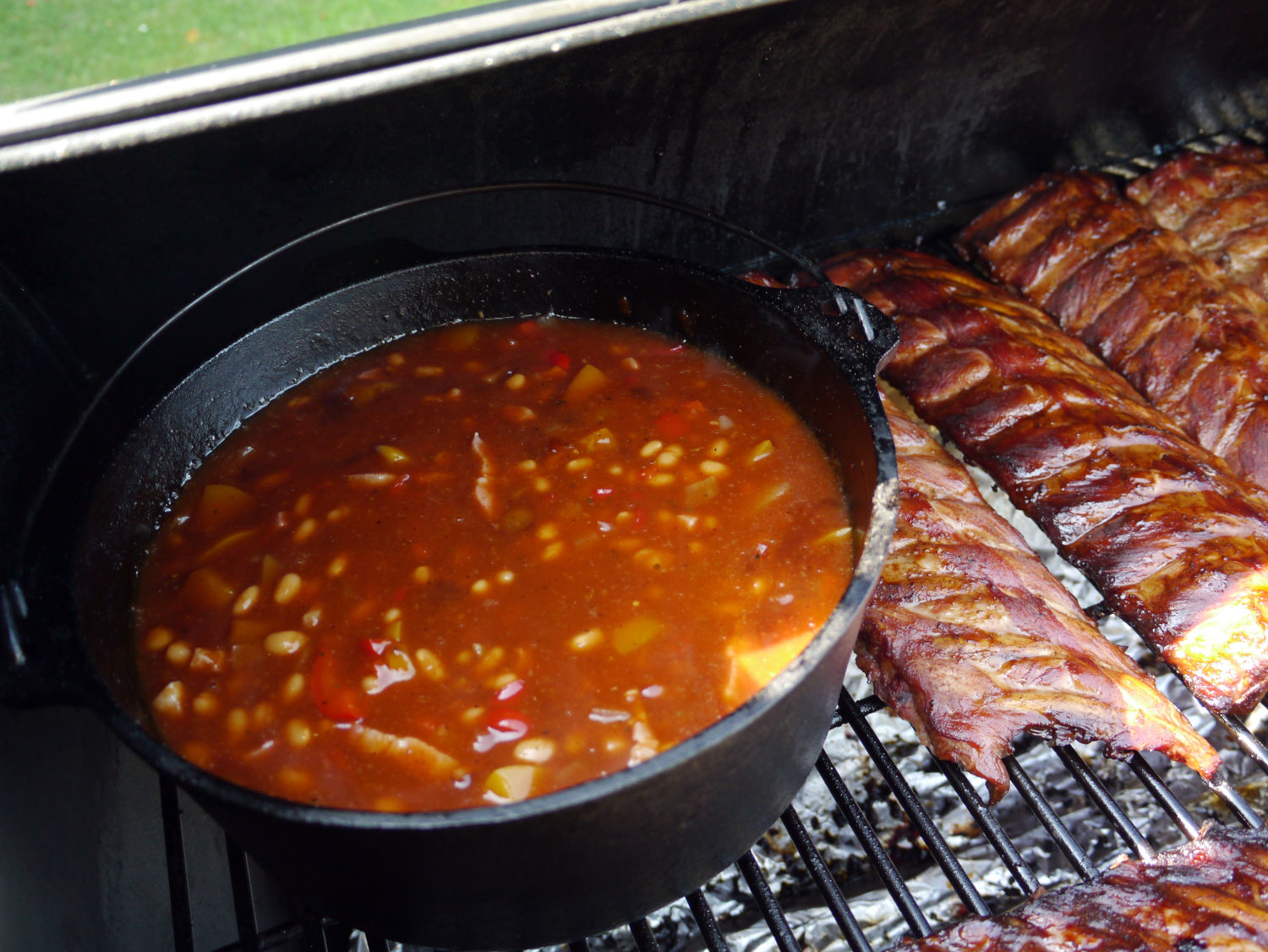 Bourbon Peach BBQ Beans (7) Bourbon Peach BBQ Beans im Dutch Oven neben Rippchen