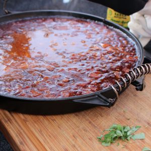 Bourbon Peach BBQ Beans 9 Bourbon Peach BBQ Beans in Gußeisenpfanne