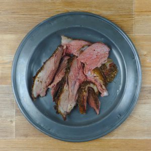 Ostern lammkeule 3 gesmokte lammkeule auf blauem Teller