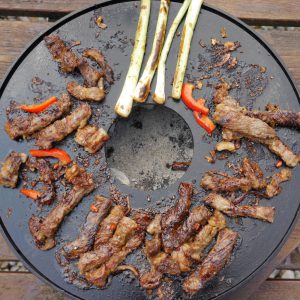 bulgogi 1 bulgogi auf der Feuerplatte mit Paprike und Lauch