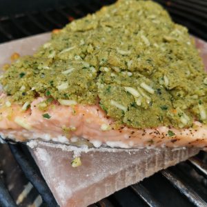 Lachsfilet mit Bärlauchkruste auf Salzplanke