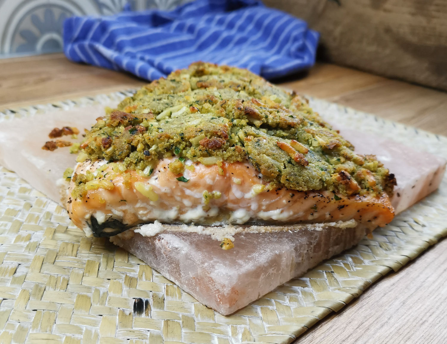 lachsfilet ostern main Lachsfilet mit Bärlauchkruste auf Salzplanke