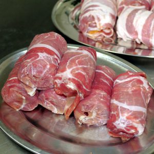 piggy rolls auf Metalteller