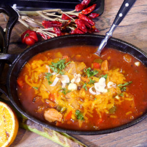 Jamaican Jerk Chilli mit Chilli im Hintergrund
