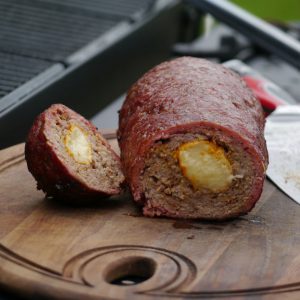 bbq hackbraten 1 cheesy bbq hackbraten auf schneidebrett