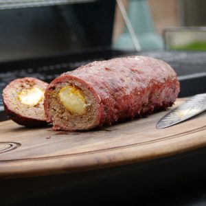 bbq hackbraten 2 cheesy bbq hackbraten auf schneidebrett