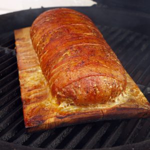 cheesy bbq hackbraten auf holzplanke im smoker