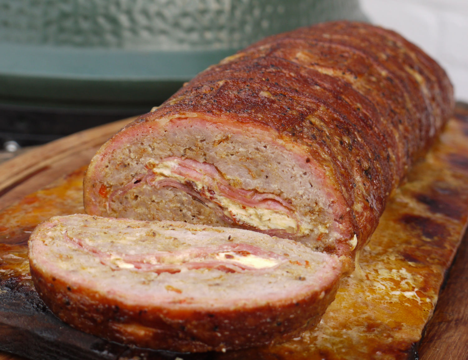 bbq hackbraten main cheesy bbq hackbraten auf holzplanke