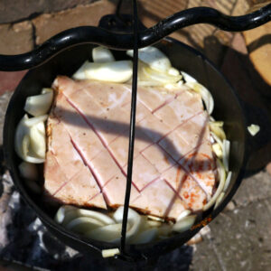 cajun krustenbraten 1 Krustenbraten mit eingeschnittener Haut und Zwiebeln im Dutch Oven