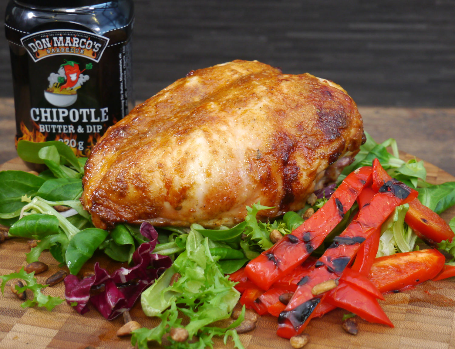 chipotle chicken main chipotle butter chicken mit Salat und Chipotle Butter & Dip im Hintergrund