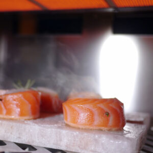 lachs 1 Jakobsmuschel Lachswrap auf Salzplanke im Infarotgrill