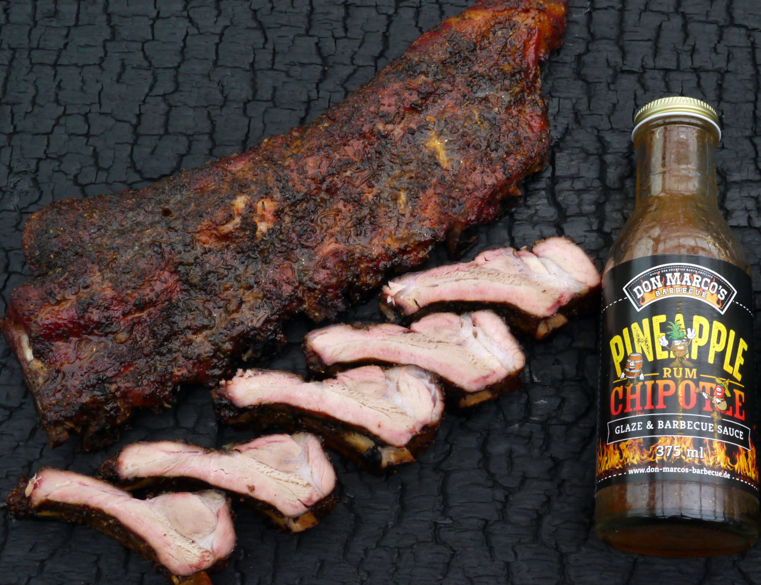 jj ribs main Jamaican Jerk Ribs mit Glaze auf Kohlehintergrund