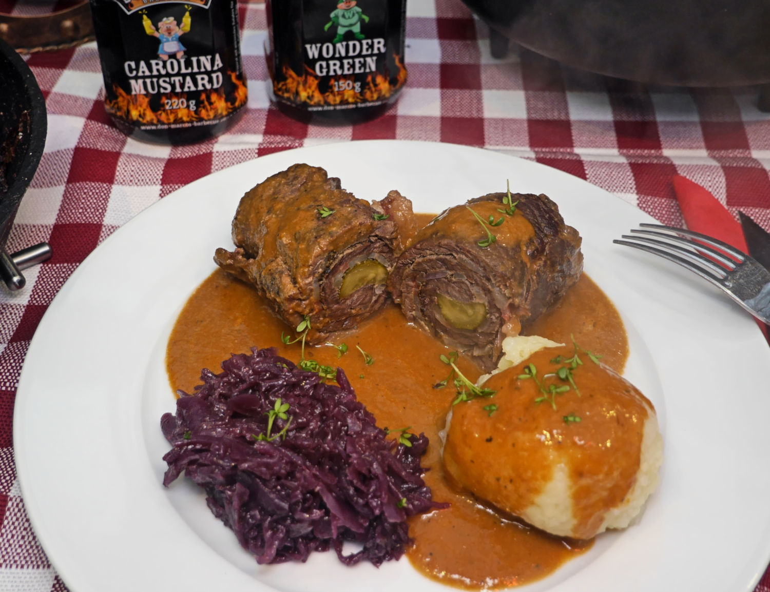 angus main angus rouladen auf Teller angerichtet