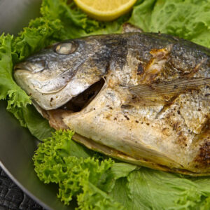 dorade auf Salat