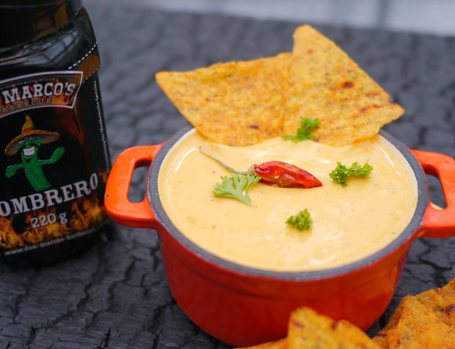 chili cheese main fertiger Käsedip mit Nacho und Sombrero Gewürzdose