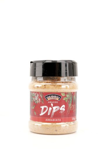 arrabiata dip in transparenter PET Dose, rotes Etikett mit Produktname in Front, schwarzer PET Deckel mit Streuvverschluss