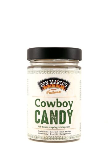 Cowboy Candy, eingelegte Jalapneos im Glasbehälter, beiges Etikett mit Produktname in Front, schwarzer blech Schraubdeckel