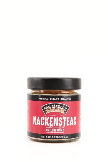 Nackensteak Grillgewuerz in Glasbehaelter, rot schwarzes Papier Etikett, schwarzer Schraubdeckel
