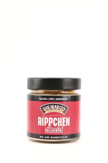 Rippchen Grillgewuerz in Glasbehaelter, rot schwarzes Papier Etikett, schwarzer Schraubdeckel