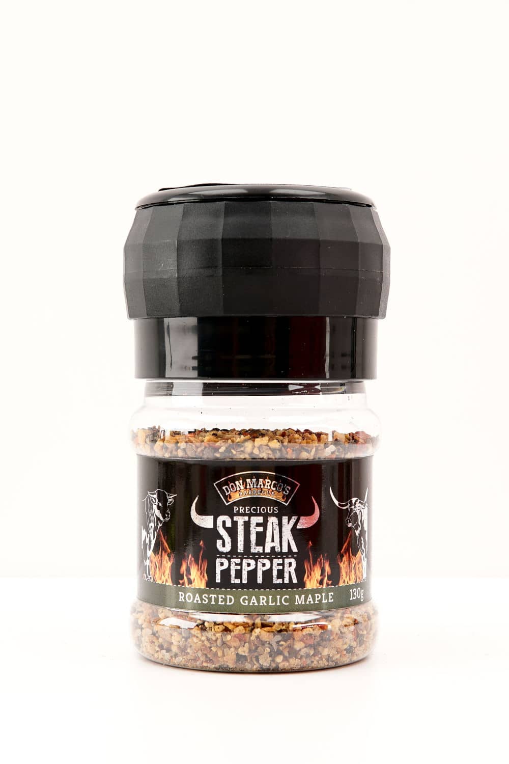roasted galic mape steak pfeffer in transparenter PET Dose, schwarzes Etikett mit Produktname und Hörnern in Front, schwarze Deckelmühle