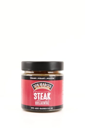 Steak Grillgewuerz in Glasbehaelter, rot schwarzes Papier Etikett, schwarzer Schraubdeckel
